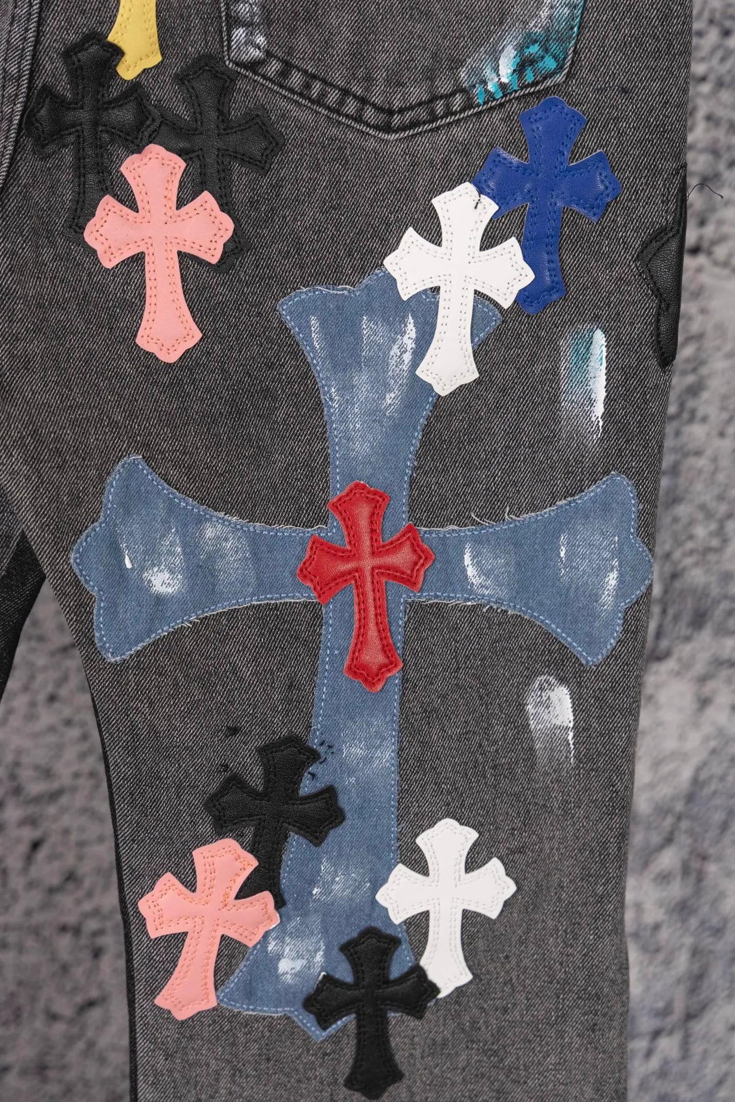 P330 CH Chromehearts colorful spliced ​​cross patch leather retro hand-painted splash-ink jeans, counter price 34W level, patch cross flower embellishment, washed jeans! ! An absolutely high-end luxury product, a 1.9W-level god-level single product, a super popular product, made by top heavy industry, a magic weapon that cannot be missed! [About Zangyin] This is an extremely luxurious fashion brand that can also be called the aristocracy of the high street. It has always been an exclusive brand for some hipsters or rich second generations. Compared with ordinary high streets, it is more luxurious and noble. Compared with luxury brands, it is more fashionable and individual. It has always been a brand that I have a special liking for. [Top heavy industry fashion design] Consistently high-street luxury style. Speaking of this style, the Zangyin family and GU family are definitely the leading representative brands. Especially the Zangyin family has really achieved a state-of-the-art effect in creating high-street style. The unique washed material is used to create this style. The color system is already quite eye-catching. After it is decorated with patchwork cross flowers, it cleverly highlights the charm of the brand. Secondly, this style uses classic The high-waist cutting design highlights the long legs and fashionable temperament of the upper body. The brand is highly recognizable and the slim fit configuration is more suitable for daily wear. It is a product that interprets personality, fashion, and specifications at a glance. This single product is enough to make any fan excited. It can be a white T-shirt for a youthful college style, or a tight suspender for a royal style. It has strong matching ability and can be easily controlled by men.  [Materials and craftsmanship] Needless to say, this point goes without saying. As an excellent craftsman brand, Zangyin’s requirements for details and craftsmanship are really perfect. The washed color of this model has gone through so many processes, not to mention the embellishment of denim appliques. It is also purely hand-made and sewn. Just like what they believe in, only hand-made things have soul and have the meaning of wear. A top-notch heavy-duty fashionable denim item, I look forward to your perfect interpretation! !  Color: black gray Size: 28-36